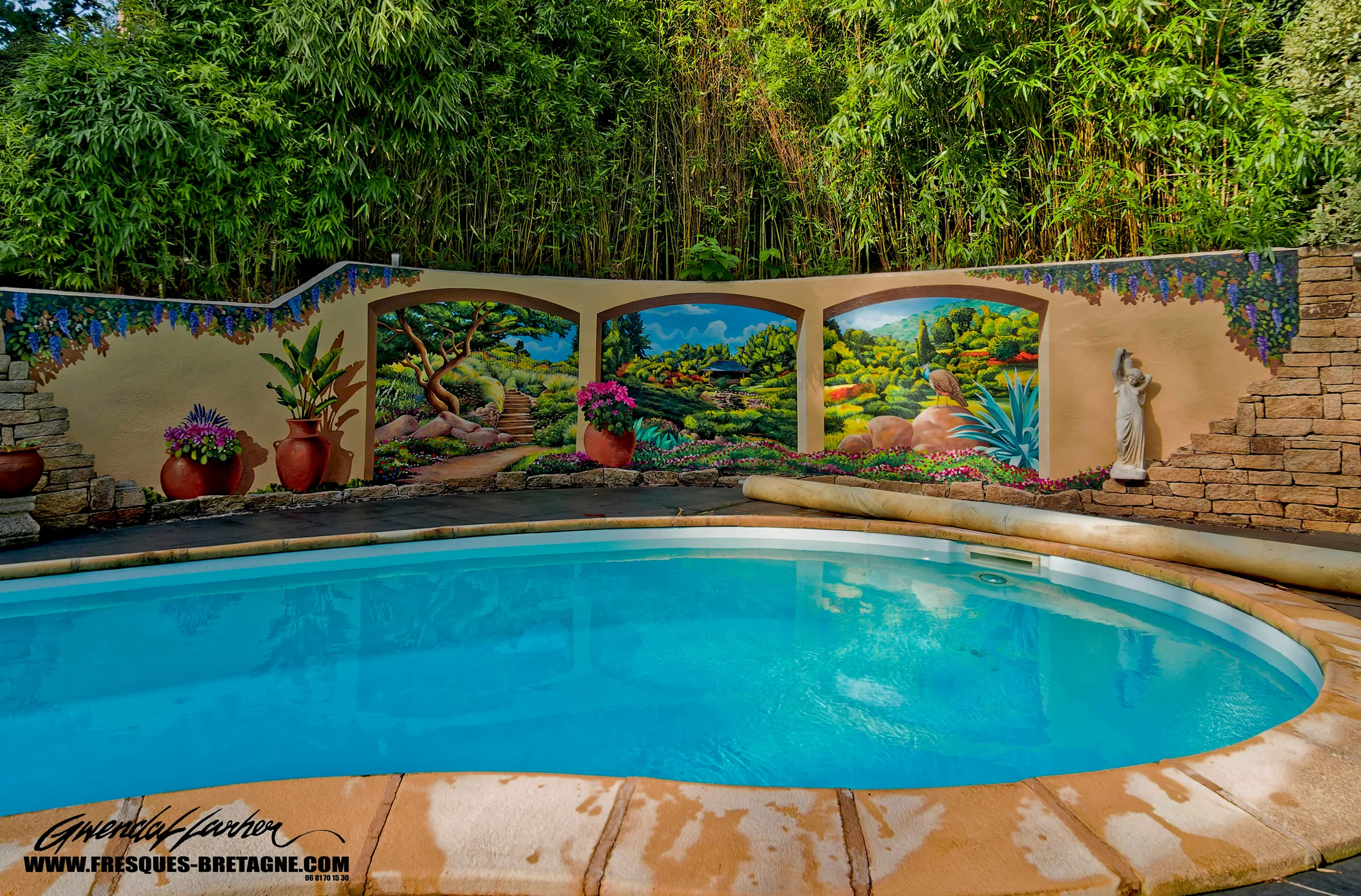 Trois arches en trompe-l'œil ouvrant sur des jardins fleuris et un paon, glycines peintes sur le mur de clôture d'une piscine extérieure à Perros-Guirec